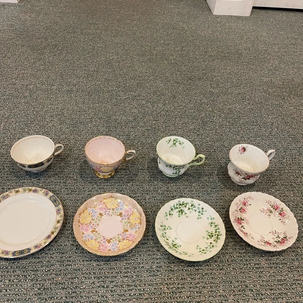 Bundle of 8 teacups and saucers